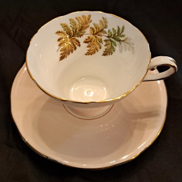 Vintage Aynsley Bone China cup and saucer - Picture 5 of 6